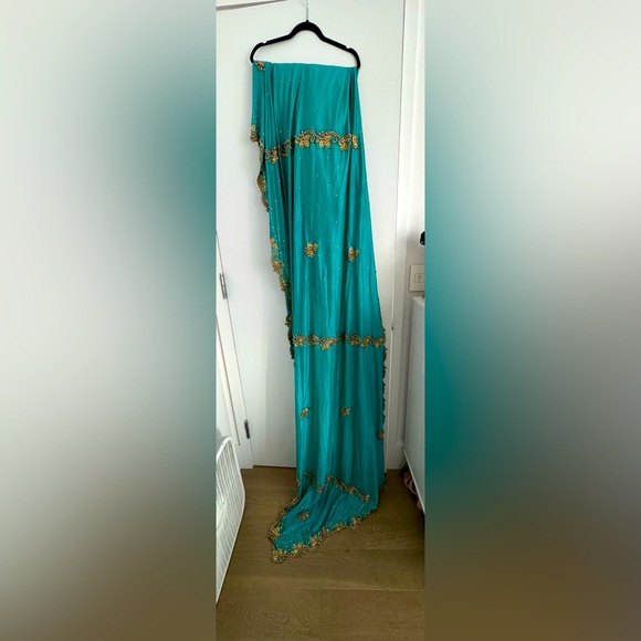 Hand Embroidered Sari (Saree) worn for Indian wedding - Picture 5 of 8